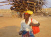 Vrouw met houtlading op de vuilstortplaats