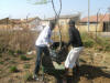Het zware werk begint; een scholier en Mr. Mokoime de tuinman